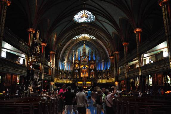 O esplendoroso interior da Basílica de Notre-Dame, em Montreal, no Canadá
